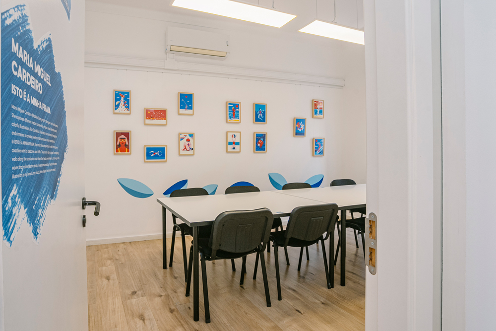 Salas de aula com luz natural na Lusa Language School, para um ambiente de aprendizagem acolhedor e luminoso