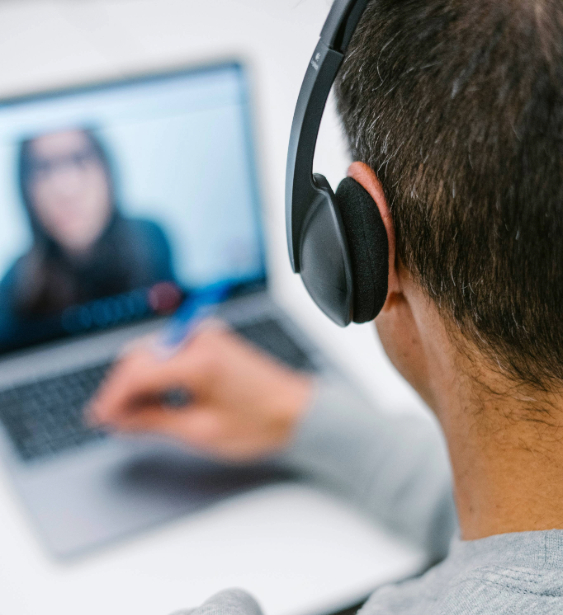 Aulas de grupo online interativas de português com professores nativos e apoio personalizado