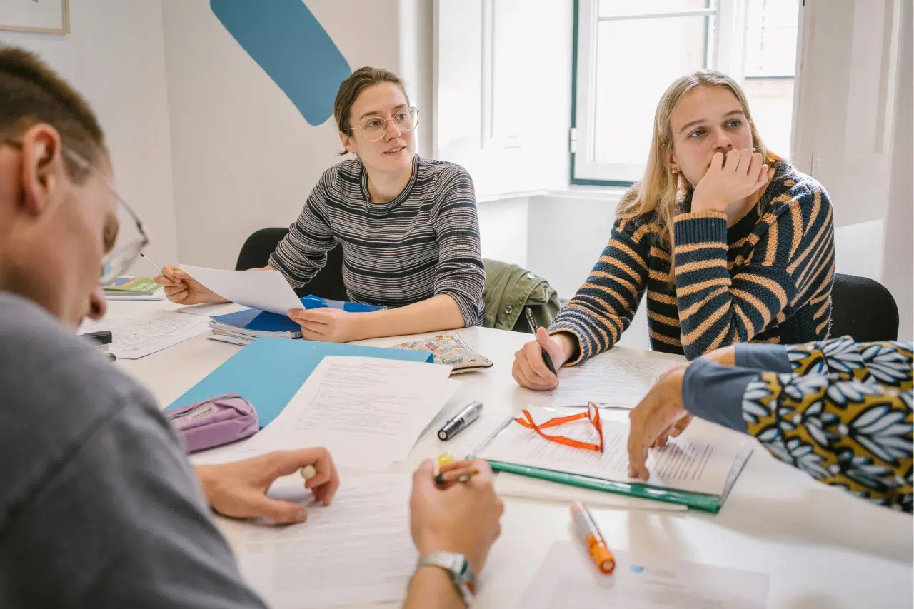 Cursos imersivos de português europeu em Lisboa com simulações e prática de conversação
